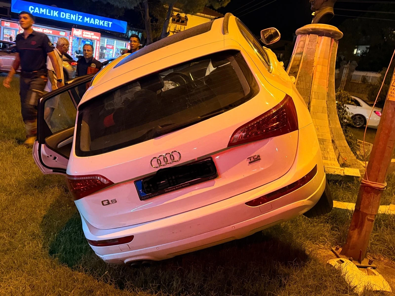 Ayvalık ’ta kontrolden çıkan otomobil Atatürk büstüne çarptı
