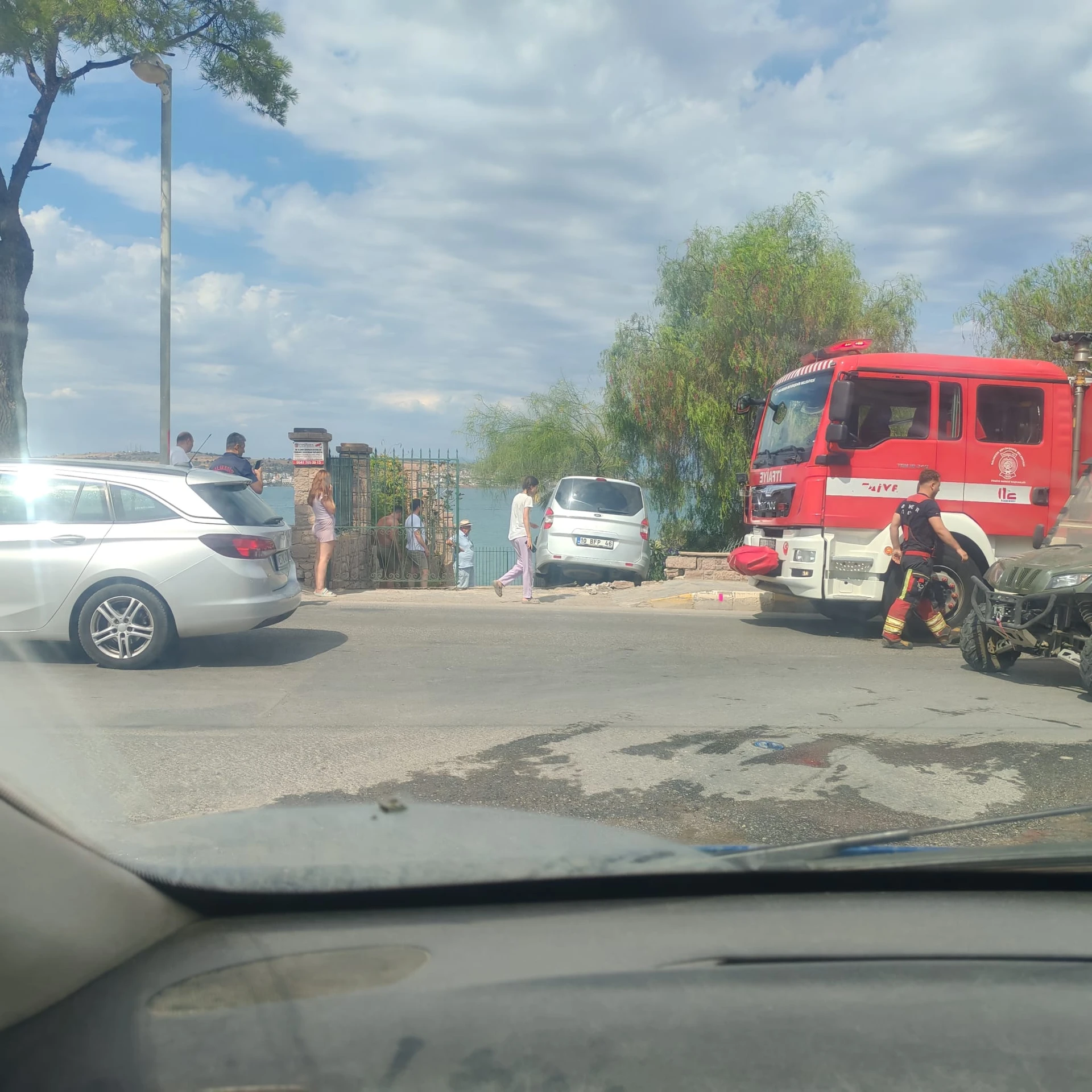 Ayvalık ’ta Otomobil Evin Bahçesine Girdi