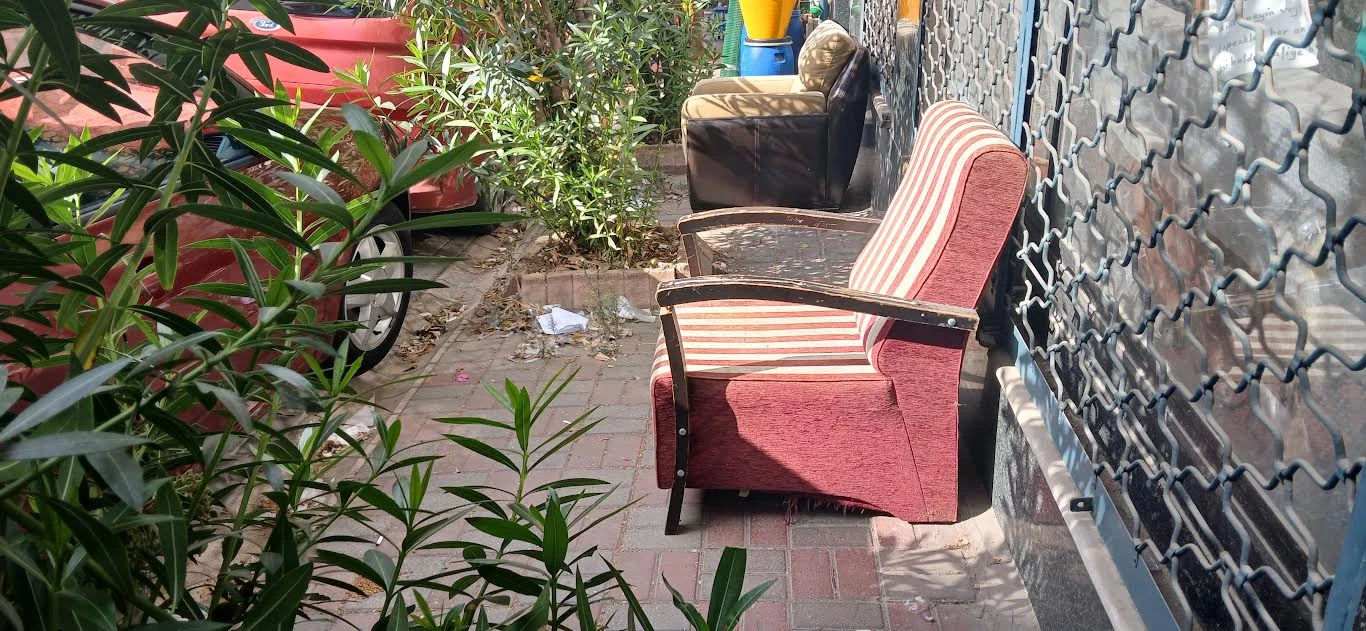Bandırma’da Kaldırımı Kapatan Koltuklar Kaldırıldı