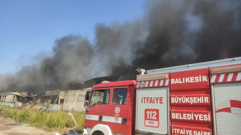 Bandırma Hıdırköy'de Geri Dönüşüm Tesisinde Yangın