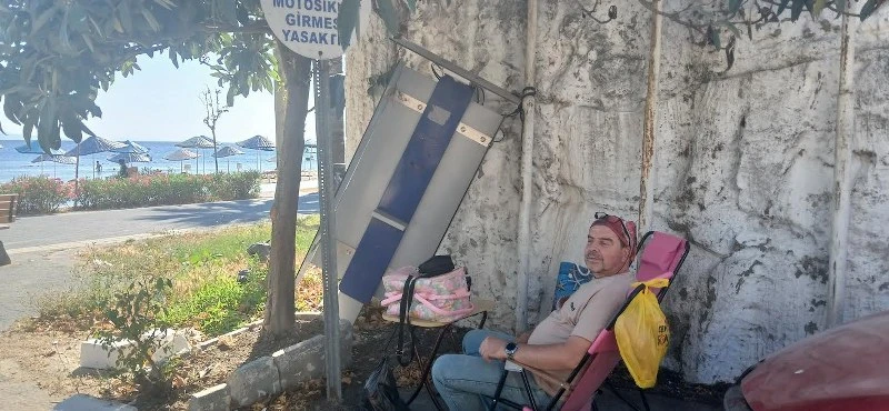 Erdek'te Eski Telefon Kabini Çürümeye Terk Edildi