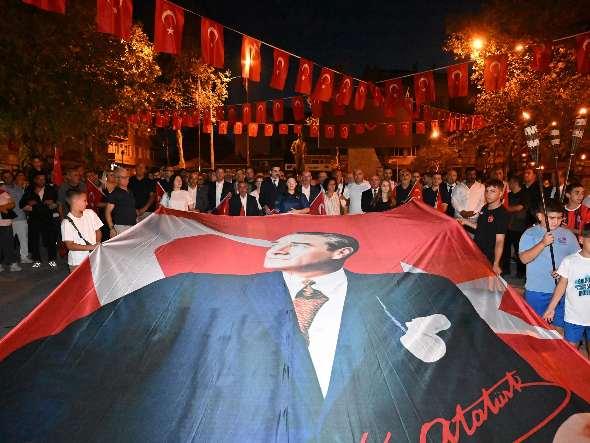 Manyas’ın Kurtuluşunun 104. Yılı Fener Alayıyla Kutlandı