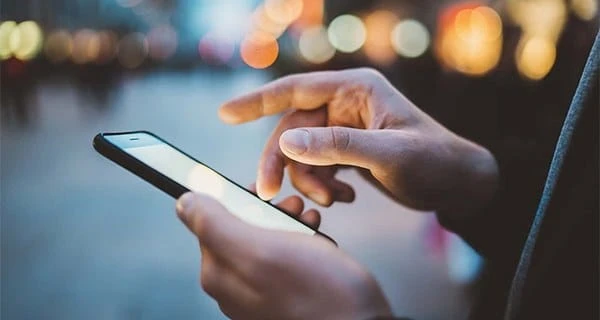 NOMOFOBİ: CEP TELEFONUNDAN UZAK KALMA KORKUSU GİDEREK YAYGINLAŞIYOR