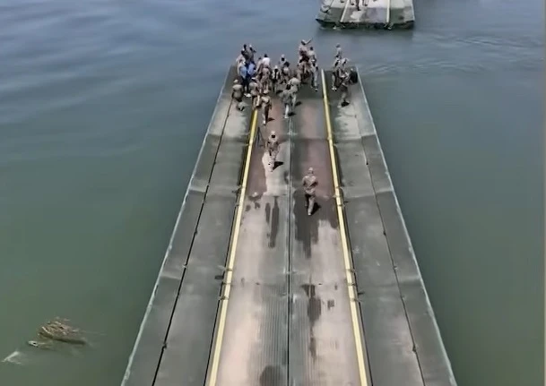 TSK ve Suriye Ordusu Fırat’a yüzer köprü kurdu