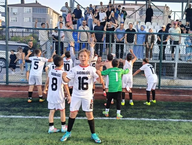 U11 Liginde Şampiyon Bandırma Gücü