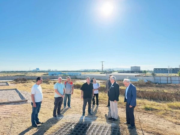 MEYDAN YENİLENİYOR, YOLLAR YAPILIYOR, CAN DOSTLAR UNUTULMUYOR!