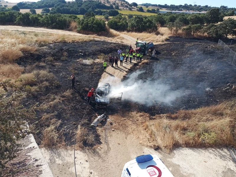Balıkesir'de Feci Kaza: Otomobil Alev Aldı, Arazi Yangını Çıktı