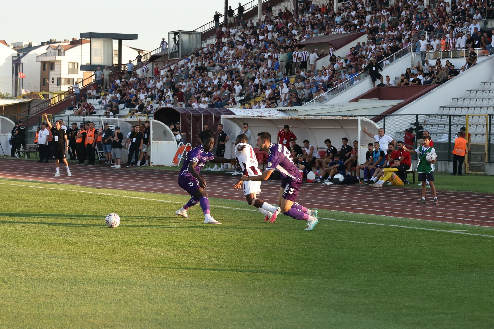 Bandırmaspor 1 Keçiörengücü 1 Trendyol 1.ligde Bandırmaspor evinde konuk ettiği Keçtaş Ankara Keçiörengücü ile 1-1 berabere kaldı. Karşılaşmanın 85'nci dakikasına kadar karşılaşmayı önde götüren ev sahibi ekip 85 dakikada konuk ekipten İbrahim Akdağ'ın golüne engel olamadı. Bandırmaspor bu skorla haftayı 1 puan ile kapattı.