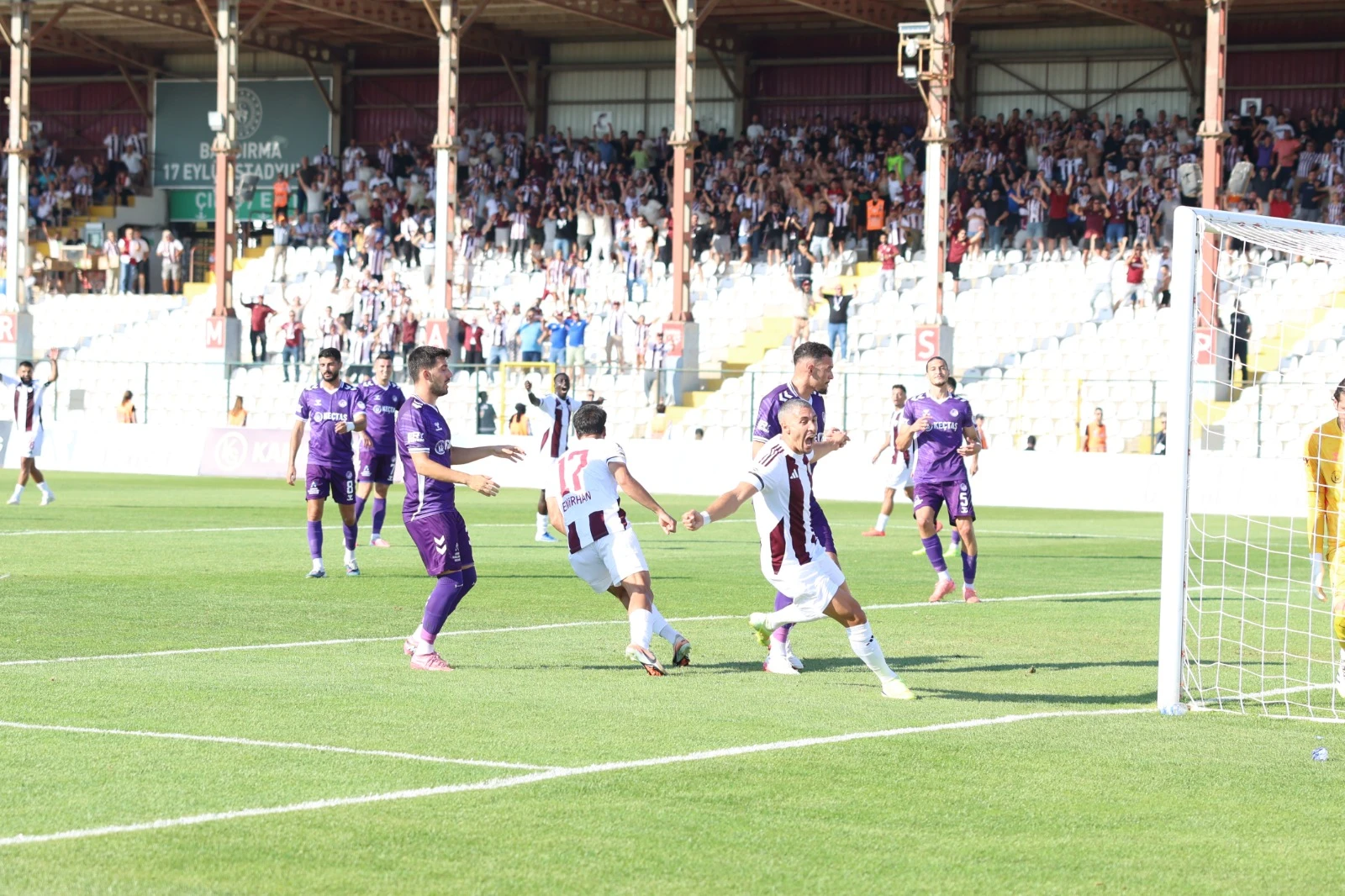 Bandırmaspor 1 Keçiörengücü 1 Trendyol 1.ligde Bandırmaspor evinde konuk ettiği Keçtaş Ankara Keçiörengücü ile 1-1 berabere kaldı. Karşılaşmanın 85'nci dakikasına kadar karşılaşmayı önde götüren ev sahibi ekip 85 dakikada konuk ekipten İbrahim Akdağ'ın golüne engel olamadı. Bandırmaspor bu skorla haftayı 1 puan ile kapattı.