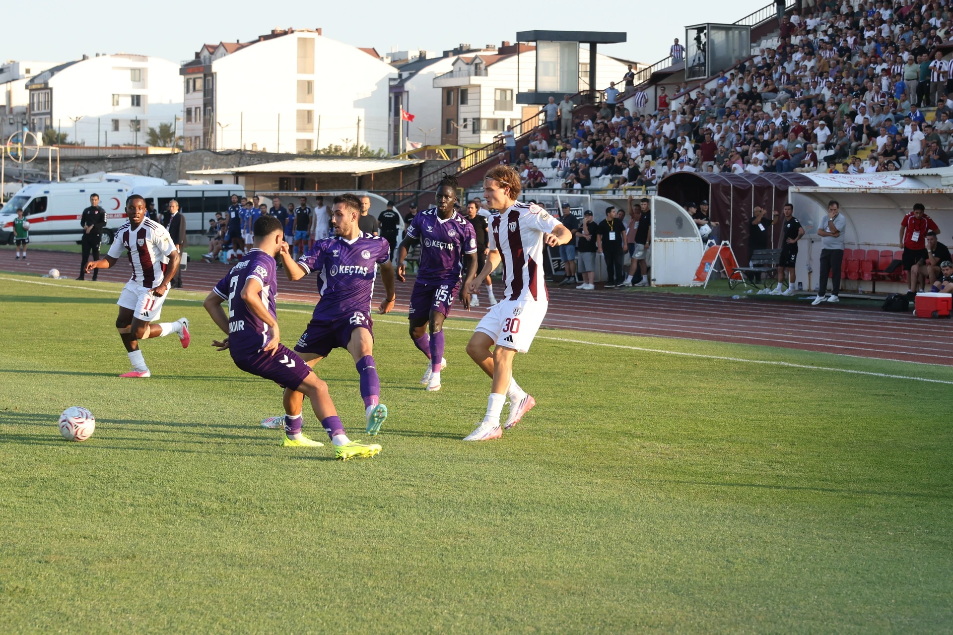 Bandırmaspor 1 Keçiörengücü 1 Trendyol 1.ligde Bandırmaspor evinde konuk ettiği Keçtaş Ankara Keçiörengücü ile 1-1 berabere kaldı. Karşılaşmanın 85'nci dakikasına kadar karşılaşmayı önde götüren ev sahibi ekip 85 dakikada konuk ekipten İbrahim Akdağ'ın golüne engel olamadı. Bandırmaspor bu skorla haftayı 1 puan ile kapattı.
