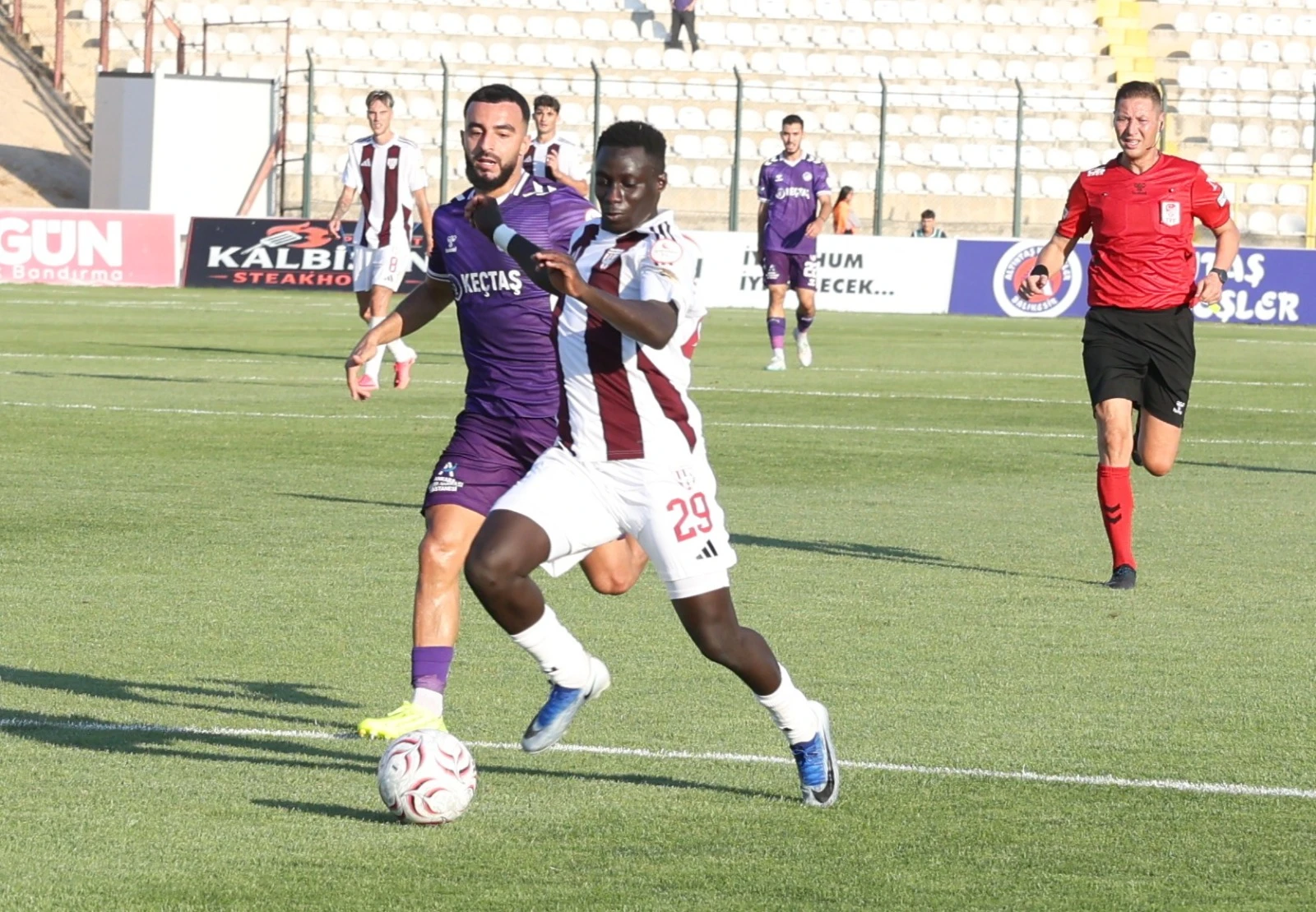 Bandırmaspor 1 Keçiörengücü 1 Trendyol 1.ligde Bandırmaspor evinde konuk ettiği Keçtaş Ankara Keçiörengücü ile 1-1 berabere kaldı. Karşılaşmanın 85'nci dakikasına kadar karşılaşmayı önde götüren ev sahibi ekip 85 dakikada konuk ekipten İbrahim Akdağ'ın golüne engel olamadı. Bandırmaspor bu skorla haftayı 1 puan ile kapattı.