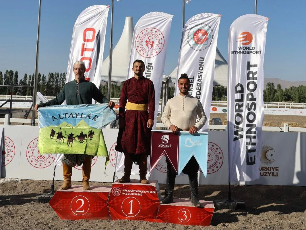 Balıkesir li atlı okçular Malazgirt’ten derecelerle döndü Malazgirt’te düzenlenen Atlı Okçuluk 2026 Türkiye Şampiyonası Final Müsabakaları’nda 5 sporcu ile mücadele eden Balıkesir Büyükşehir Belediyesi Spor Kulübü, farklı kategorilerde önemli dereceler elde etti. Alperen Demir Türkiye Şampiyonu olurken, Abdullah Al İdris ve Erva Turunç ile birlikte 3 sporcu milli takım seçmelerine katılma hakkı kazandı.