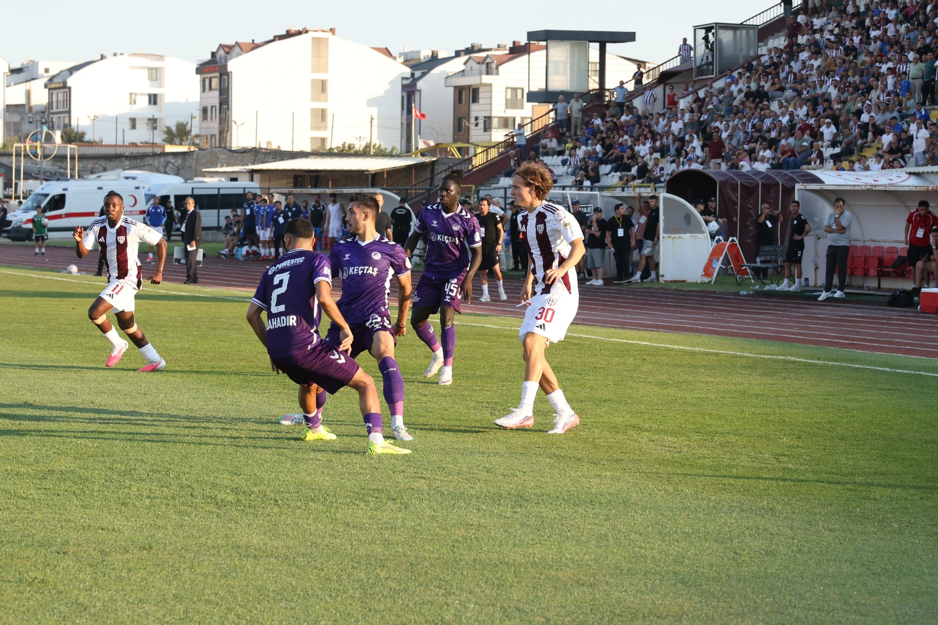 Bandırmaspor 1 Keçiörengücü 1 Trendyol 1.ligde Bandırmaspor evinde konuk ettiği Keçtaş Ankara Keçiörengücü ile 1-1 berabere kaldı. Karşılaşmanın 85'nci dakikasına kadar karşılaşmayı önde götüren ev sahibi ekip 85 dakikada konuk ekipten İbrahim Akdağ'ın golüne engel olamadı. Bandırmaspor bu skorla haftayı 1 puan ile kapattı.