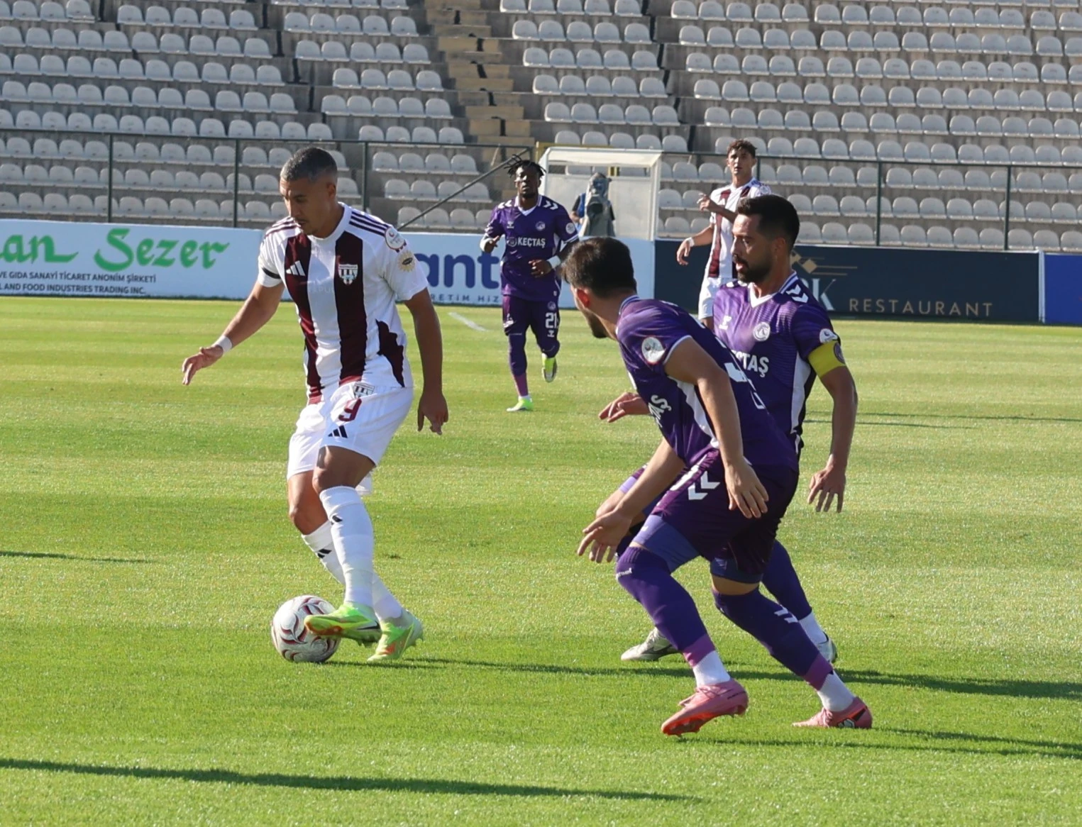 Bandırmaspor 1 Keçiörengücü 1 Trendyol 1.ligde Bandırmaspor evinde konuk ettiği Keçtaş Ankara Keçiörengücü ile 1-1 berabere kaldı. Karşılaşmanın 85'nci dakikasına kadar karşılaşmayı önde götüren ev sahibi ekip 85 dakikada konuk ekipten İbrahim Akdağ'ın golüne engel olamadı. Bandırmaspor bu skorla haftayı 1 puan ile kapattı.