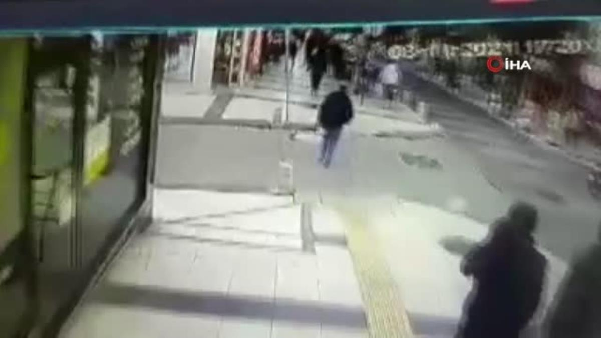Yola saçılan paraları toplayıp gitti