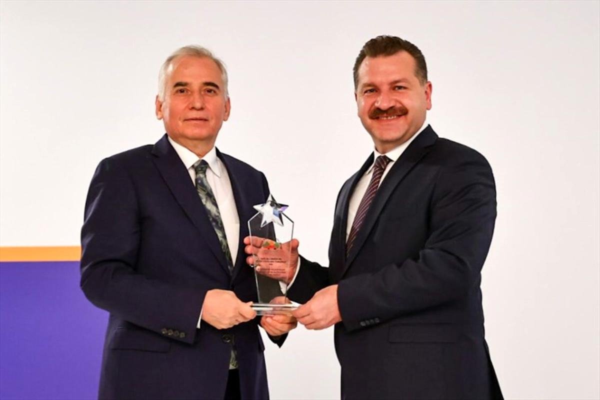 Yücel Yılmaz'dan Denizli Belediyesine Ödül
