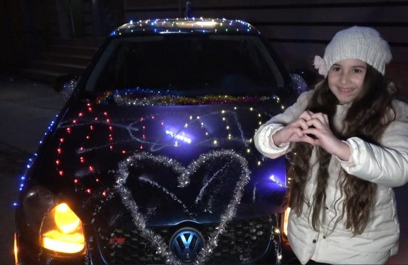 Yeniyıla led ışıklarla süslediği otomobiliyle girdi