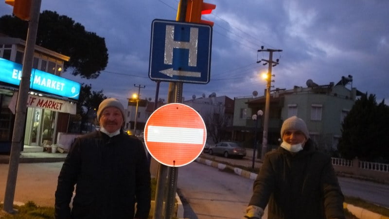 BURHANİYE'DE TEPKİYE NEDEN OLAN TABELA ONARILDI