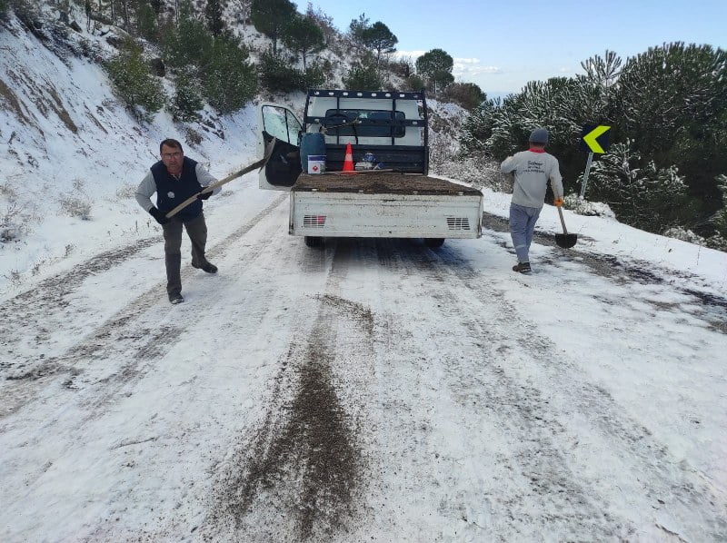 BURHANİYE'DE KARLI YOLLAR AÇILIYOR