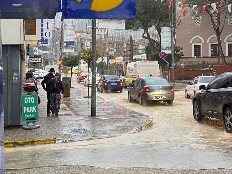 BALIKESİR'DE SAĞANAK YAĞIŞ HAYATI ZORLADI
