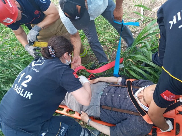 Kurban Eti Yüklü Kamyonet Şarampole Uçtu (3)