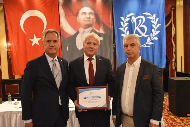 YAPDER’den Güney'e onur plaketi (2)_800x533