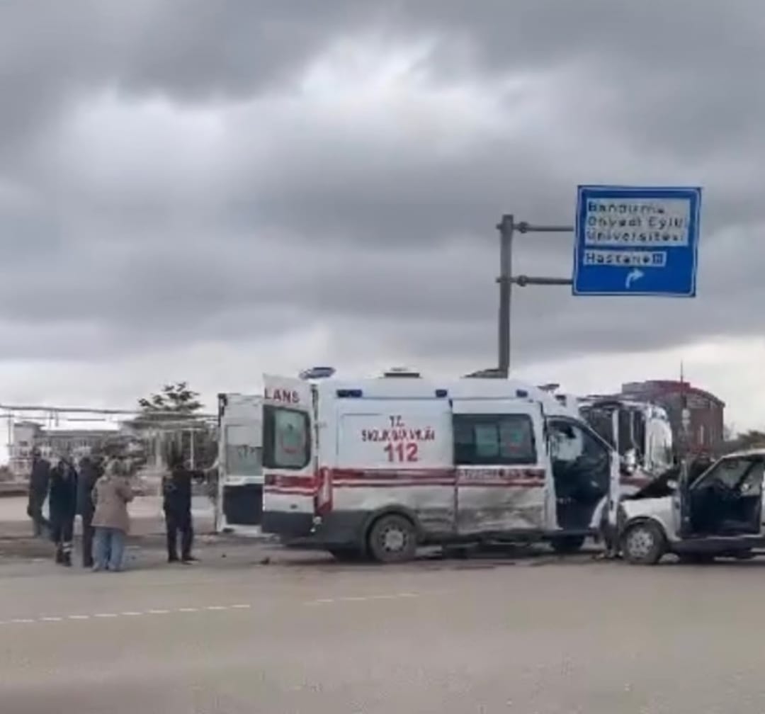 Ambulansa Çarptı 3 Yaralı (1)
