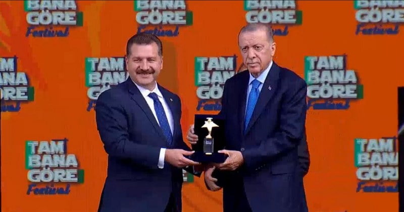 Yücel Yılmaz’a Genç Belediye Ödülü