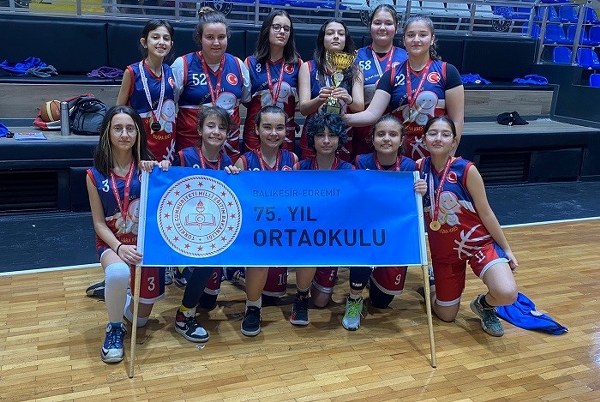 Edremit 75. Yıl Ortaokulu Kız Basketbol Takımı, Milli Eğitim ile Gençlik ve Spor Bakanlığı'nın işbirliğiyle düzenlenen okul sporları Basketbol Yıldız Kızlar Mahalli Müsabakaları'nda rakiplerini yenerek Balıkesir şampiyonu oldu.