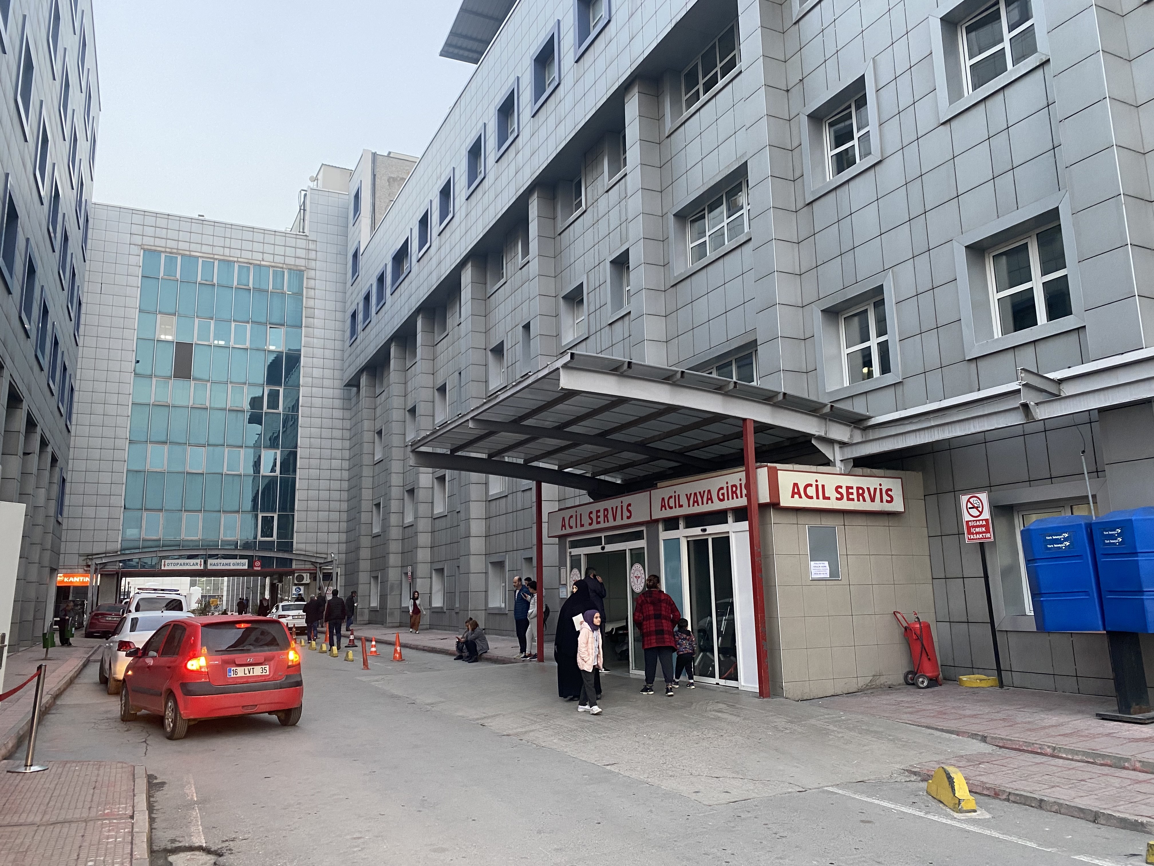 BURSA'DA KUZENİ TARAFINDAN ALACAK VERECEK YÜZÜNDEN POMPALI TÜFEK İLE VURULAN GENÇ AĞIR YARALANDI. OLAYLA İLGİLİ GÖZALTINA ALINAN 5 KİŞİDEN 2 Sİ TUTUKLANIRKEN, 3'Ü ADLİ KONTROL ŞARTI İLE SERBEST BIRAKILDI. (AHMET BERKE ERDAL/BURSA-İHA) Bursa'da kuzeni tarafından alacak verecek yüzünden pompalı tüfek ile vurulan genç ağır yaralandı. Olayla ilgili gözaltına alınan 5 kişiden 2 si tutuklanırken, 3'ü adli kontrol şartı ile serbest bırakıldı.