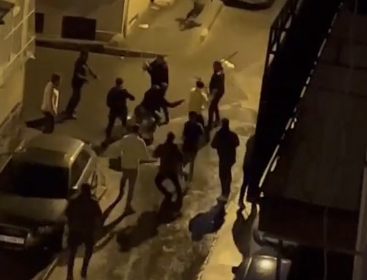 Fatih’te gece saatlerinde ortalık savaş alanına döndü: O anlar kamerada