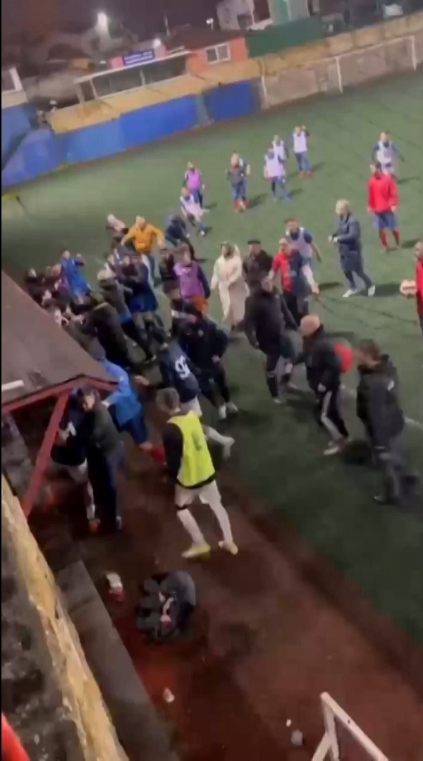 futbolcular birbirine girdi