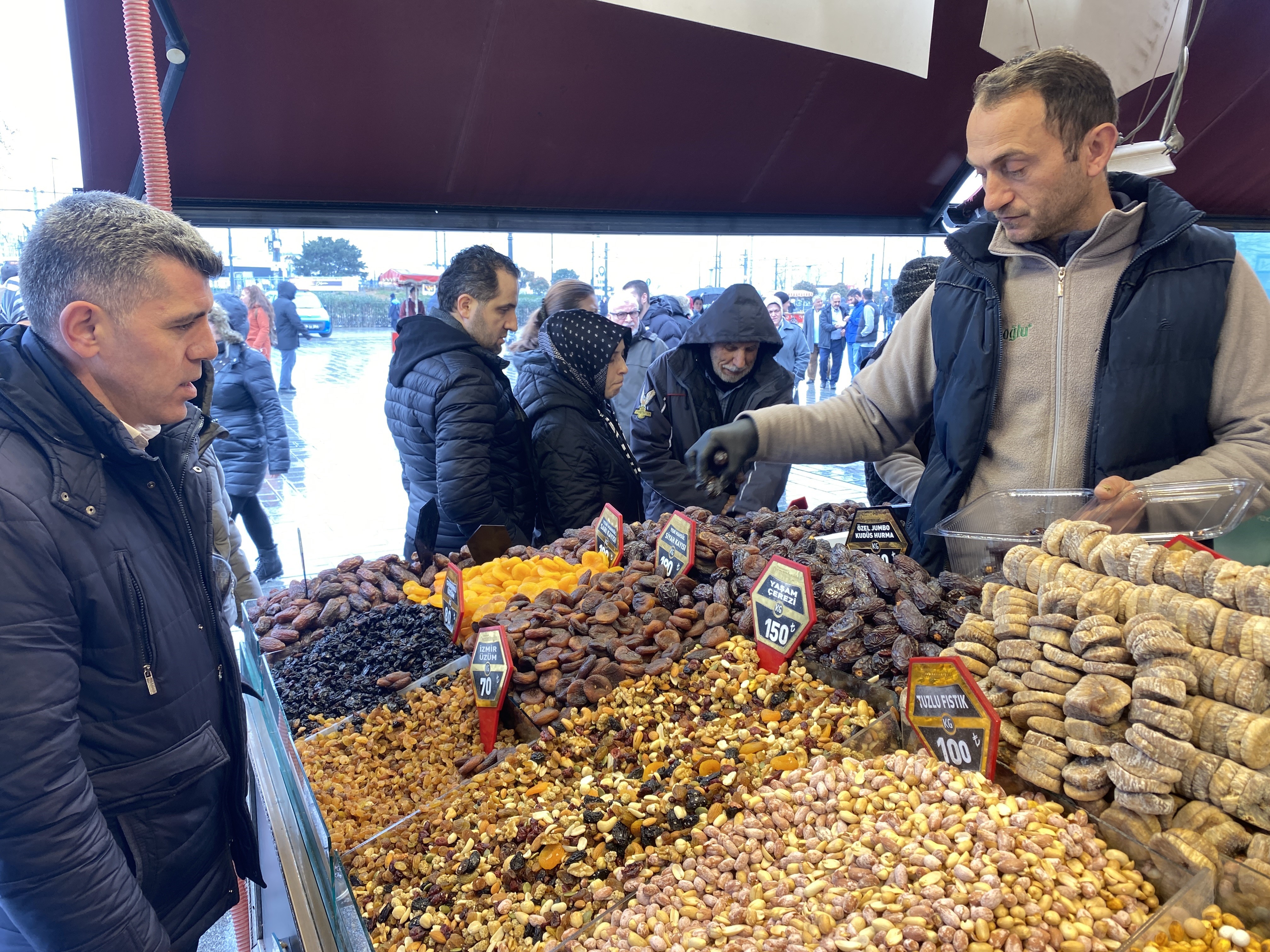 EMİNÖNÜ'NDE RAMAZAN YOĞUNLUĞU RAMAZAN YOĞUNLUĞU HAVADAN YOĞUNLUĞU HAVADAN GÖRÜNTÜLENDİ
