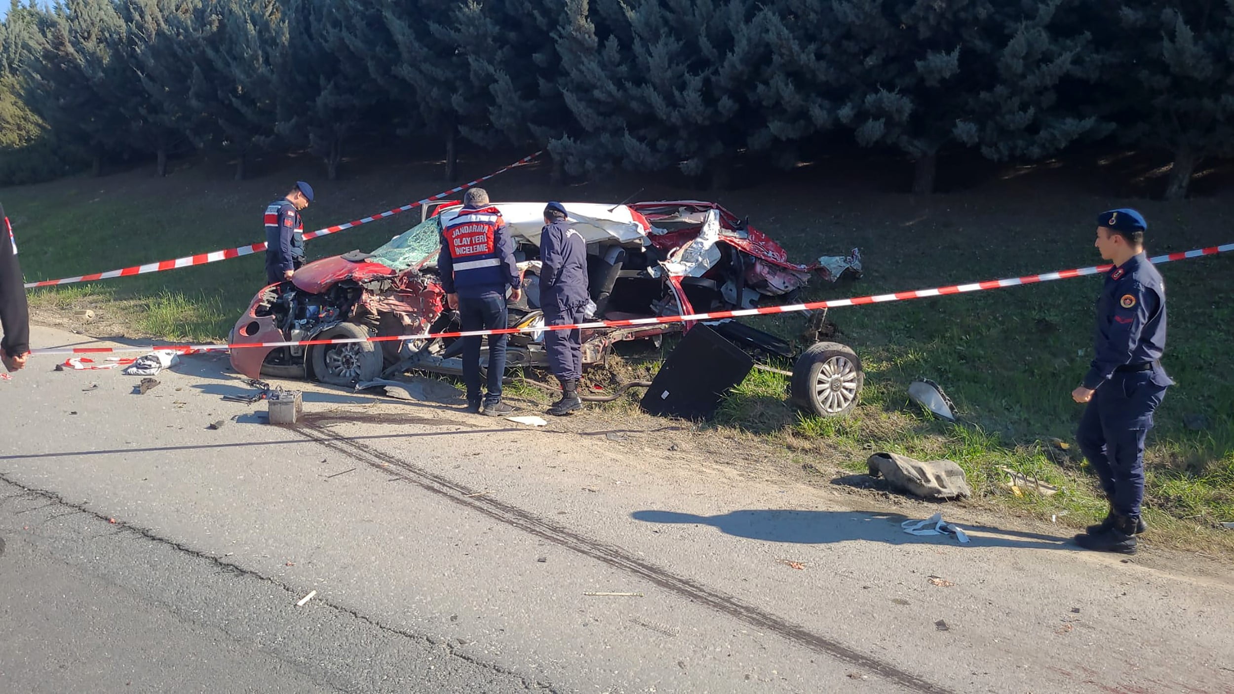 SİLİVRİ TEM OTOYOLU'NDA FECİ KAZA: 6 ÖLÜ, 3 YARALI KUM YÜKLÜ KAMYON OTOMOBİLLERİN ÜZERİNE DEVRİLDİ