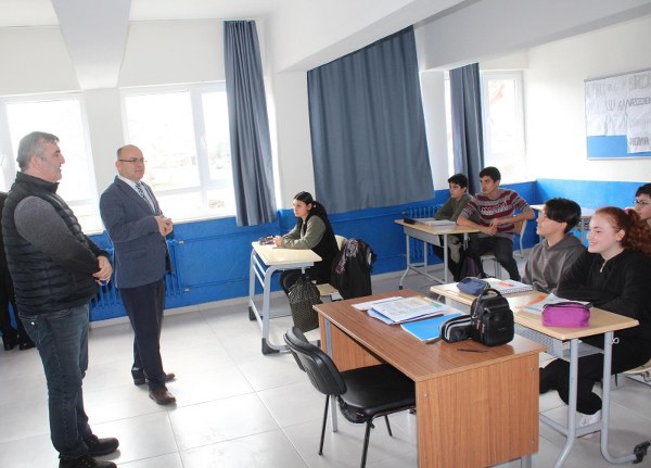 İmam Hatip Ortaokulu 8’nci sınıf öğrencilerine ziyarette bulunan Kaymakam Muammer Köken, sınava hazırlanan öğrencilerin takibi ve başarısı hususunda okul idaresinden bilgi aldı.