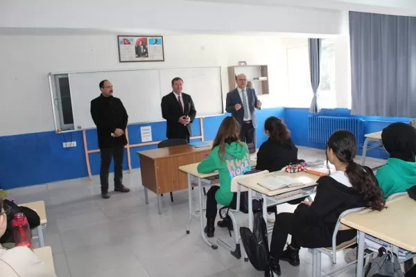 İmam Hatip Ortaokulu 8’nci sınıf öğrencilerine ziyarette bulunan Kaymakam Muammer Köken, sınava hazırlanan öğrencilerin takibi ve başarısı hususunda okul idaresinden bilgi aldı.
