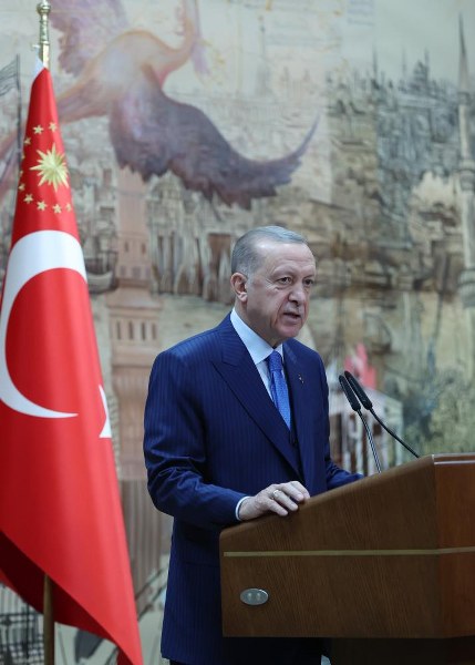 Cumhurbaşkanı Erdoğan; Masadan Kalktı Sonra Her Nasılsa Tekrar Oturdu_429x600