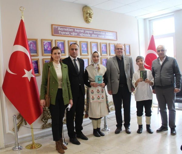 Şehit Erbil Arslan Ortaokulu öğrencilerinden Yasemin Karaşahin ve Sencer Fatih Akbulut Kaymakam Muammer Köken'i makamında ziyaret ederek Kurtuluş Savaşı kahramanı olan Şerife Bacı ile Seyit Onbaşıyı anlatan oyunlarını sergiledi.