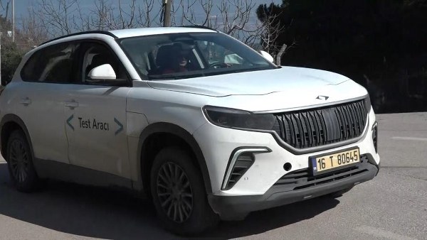 Bu ay sonunda satışa çıkacak olan Türkiye’nin yerli otomobili Togg, test araçlarıyla Bursa yollarında büyük beğeni kazandı. T10X V1 RWD 314 kilometre menzilli versiyonu 953 bin lira fiyatla ön siparişe açılırken, T10X V2 RWD versiyonu 1 milyon 55 bin lira, bu modelin 523 kilometre menzilli versiyonu ise 1 milyon 215 bin liradan ön siparişlerini alacak. Fabrikadan çıkıp Bursa yollarında kilometrelerce test yapan SUV araçlar performansıyla göz doldurdu.