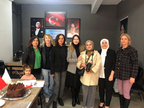 İYİ Parti Kadın Politikalarından Sorumlu İlçe Başkanı Oya Hansu Çolak, 8 Mart Dünya Kadınlar Günü’nü Susurluklu kadınları ile kutladı. 8 Mart Dünya Emekçi Kadınlar Günü nedeniyle İYİ Parti Kadın Politikalarından Sorumlu İlçe Başkanı Oya Hansu Çolak depremden etkilenen tüm kadınlar ve çocuklar için “Ulusal Destek Çağrısında” bulundu. Kadınlar gününün daha önceki yıllarda daha aktif