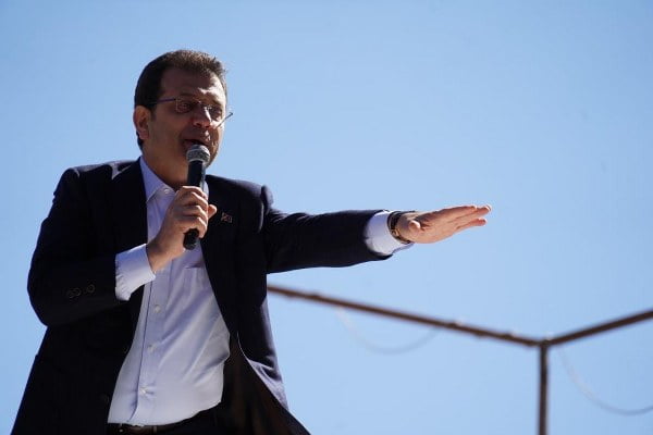 İstanbul Büyükşehir Belediye (İBB) Başkanı Ekrem İmamoğlu, Kırklareli Cumhuriyet meydanında vatandaşlara seslendi. İmamoğlu burada gerçekleştirdiği konuşmasında millet İttifakı olarak gerçekelştirilecek olan seçimleri kazanmaları halinde önce demokreasiyi rayına oturtacaklarını söyledi.