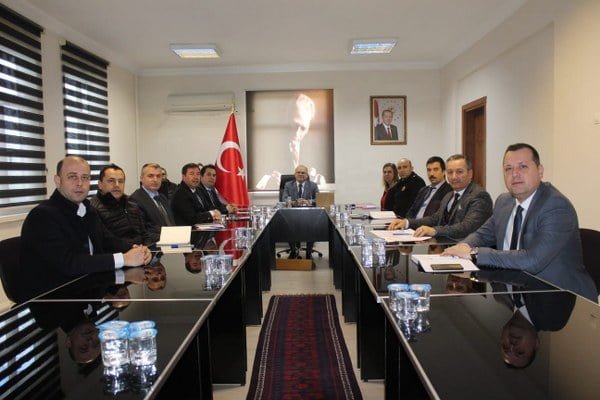 Kaymakam Muammer Köken ’in başkanlığında bir araya gelen İlçe Protokolü, 18 Mart Çanakkale Zaferi ve Şehitleri Anma Günü Programı ile ilgili toplantı gerçekleştirdi.