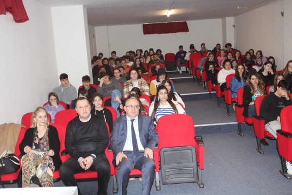 Kaymakam Muammer Köken, Susurluk Final Lisesi’nde bir araya geldiği öğrencilere “Kariyer Planlama ve Girişimcilik” üzerine seminer verdi.