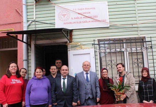 Kaymakam Muammer Köken Tıp Bayramı vesilesiyle sağlık kurumlarını ziyaret ederek, çalışanların "14 Mart Tıp Bayramı’nı" kutladı.