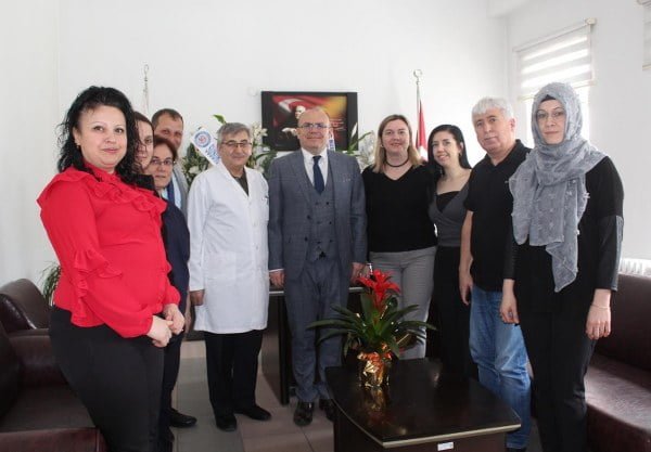 Kaymakam Muammer Köken Tıp Bayramı vesilesiyle sağlık kurumlarını ziyaret ederek, çalışanların "14 Mart Tıp Bayramı’nı" kutladı.