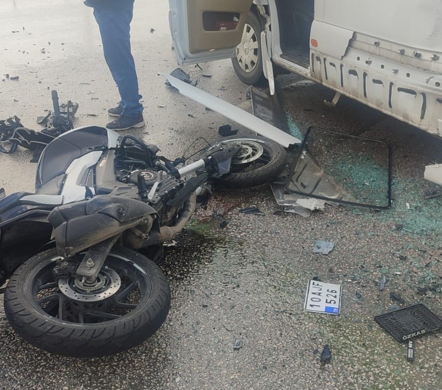 BANDIRMA EDİNCİK KAVŞAĞINDA TRAFİK KAZASI: 1 YARALI