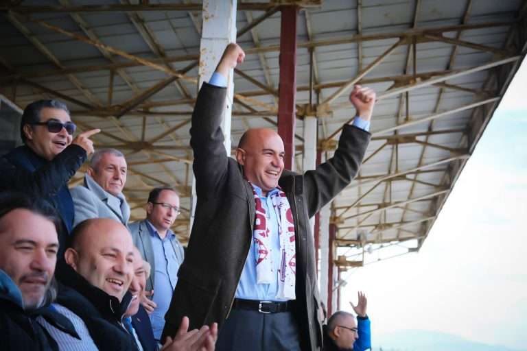 İYİ Parti Genel Başkan Başdanışmanı ve Balıkesir milletvekili adayı Turhan Çömez, Spor Toto 1. Lig takımları arasında yer alan şehrin takımı Bandırmaspor’un, Sakaryaspor ile karşılaşmasını protokol tribününden izledi.