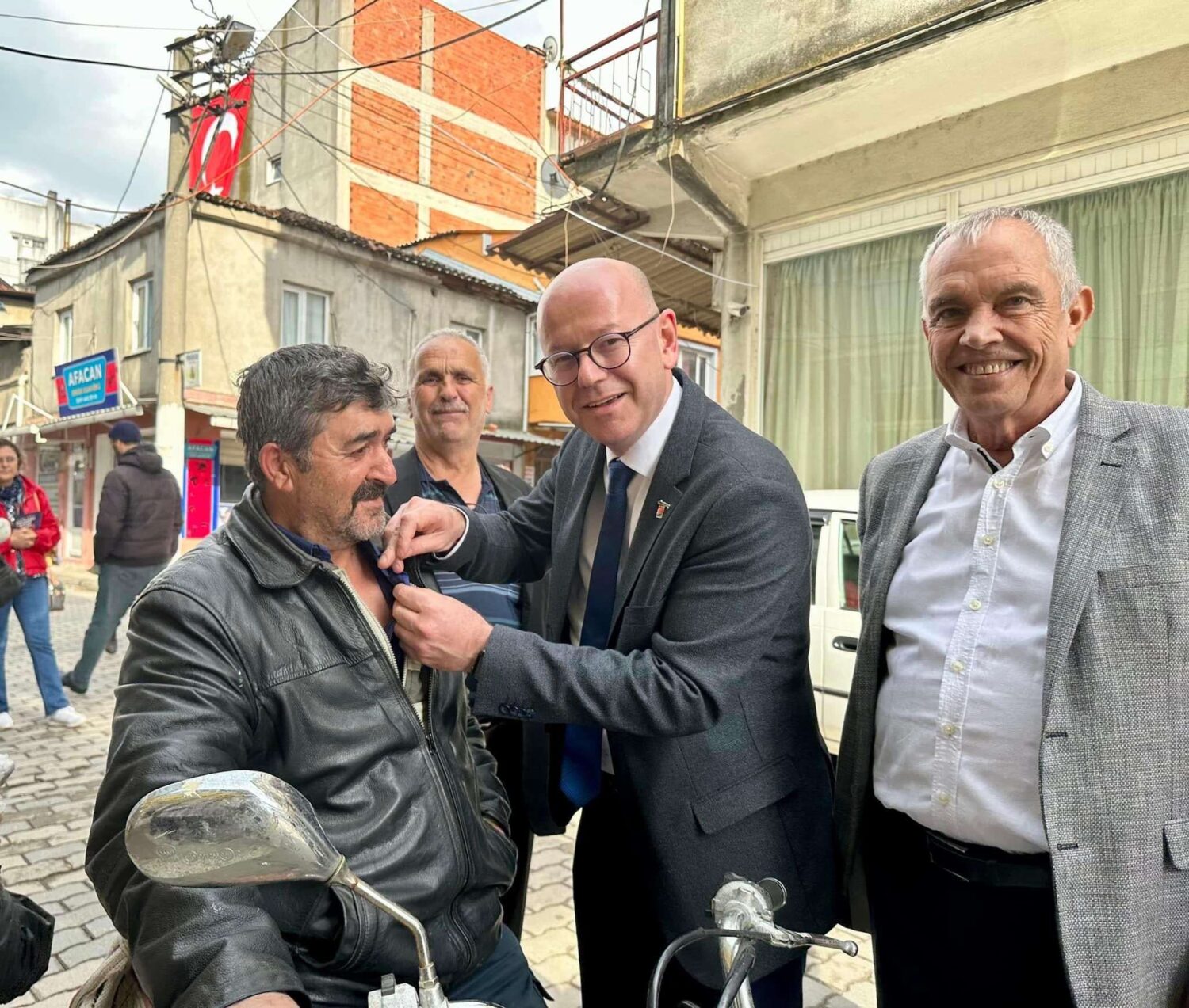 CHP Balıkesir 2. Sıra Milletvekili Adayı Serkan Sarı, seçim çalışmaları kapsamında baba ocağı Manyas’ta sahaya indi.