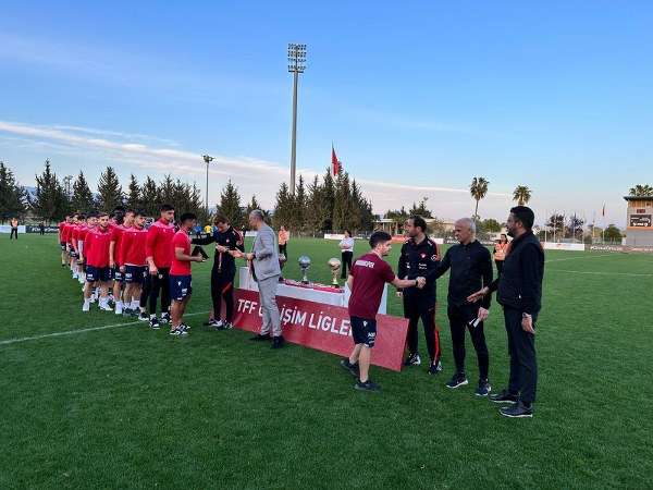 3'üncülük Kupası Bandırmaspor'un - 2022-2023 futbol sezonu U19 B Elit Ligi 2.gruptaki mücadelesini 1.likle tamamladıktan sonra U19 Elit B Ligi Şampiyonası'na yarı finalden katılan Bandırmaspor, 3.lük, 4.lük müsabakasında rakibi Altaş Denizlispor'u 4-2 yenerek U19 Elit B Ligi Şampiyonası'nda 3.lüğü elde etti.