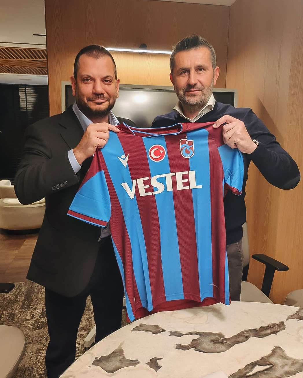 Trabzonspor Hırvat teknik direktör Nenad Bjelica ile 2024-2025 sezonu sonuna kadar anlaşma sağladığını duyurdu.